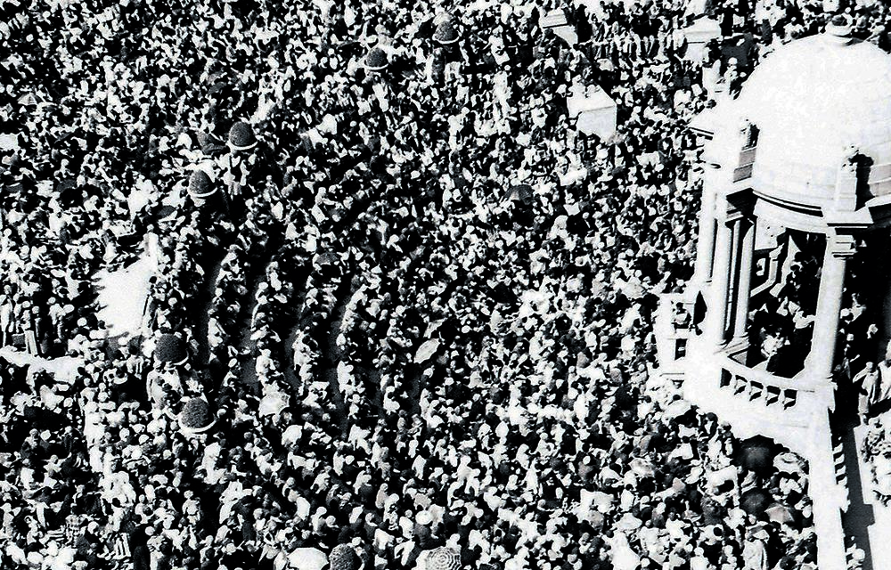 The Women Who Built the Revolution 6 A vast crowd of approximately 20,000 women gathered at the Union Buildings in Pretoria to protest apartheid pass laws.