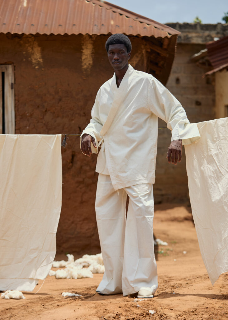 At BAKUS ORAYA, Cotton in Its Final State 11 Look 08 — Sleeveless Top in Sequined Linen.