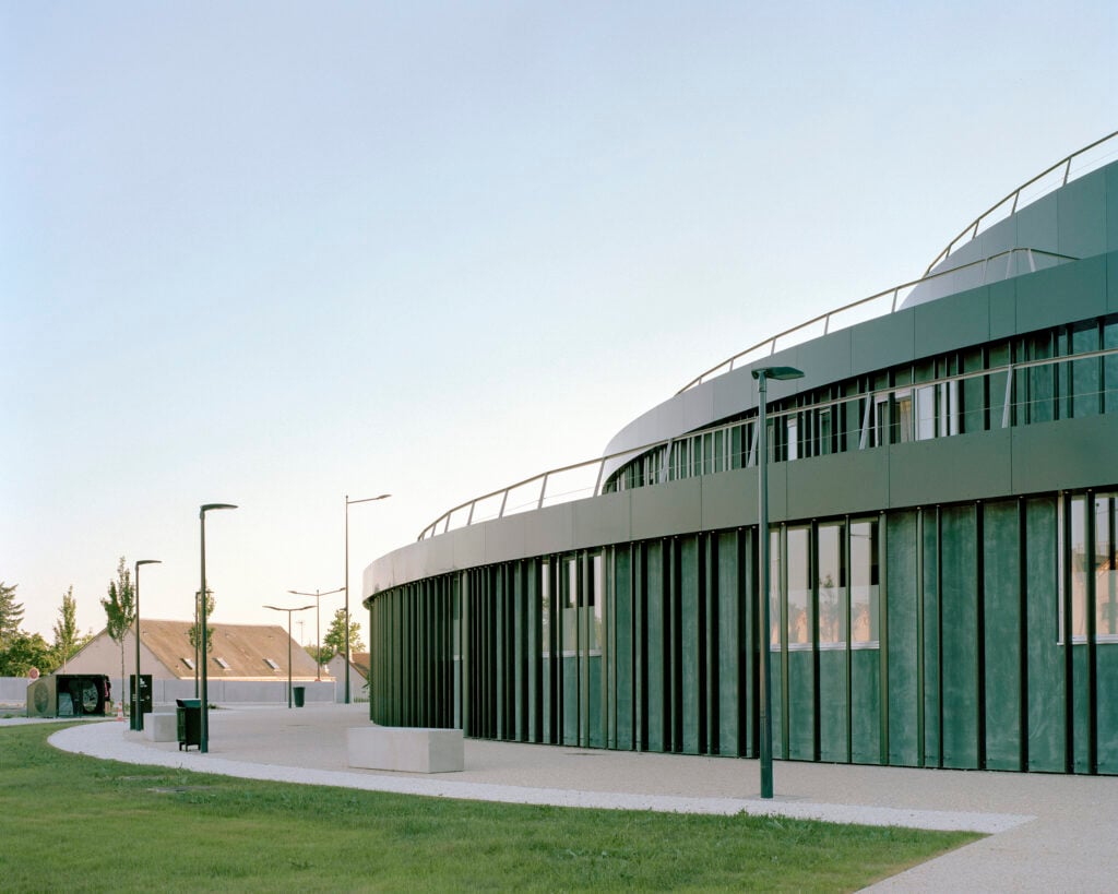 Balsanéo Aquatic Center in Châteauroux, France, designed by Mikoü Architecture.